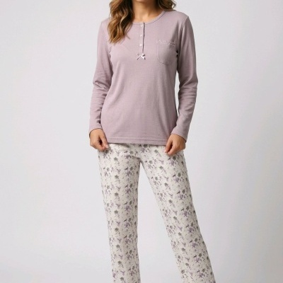 Pijama feminino lavanda e branco com padrão floral e chinelos rosa claro