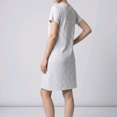 Vestido curto cinza claro com padrão discreto e mangas curtas num ambiente neutro
