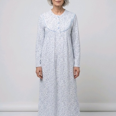 Vestido longo de senhora com padrão floral azul claro em fundo branco e botões azuis.