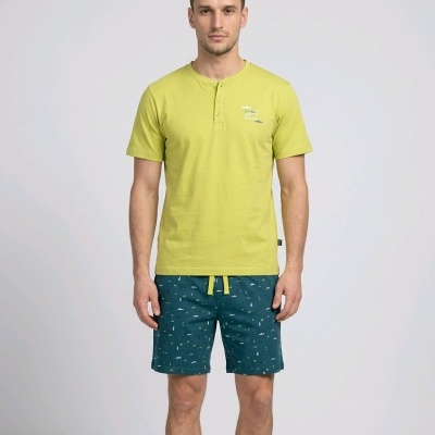 Homem com t-shirt verde lima e calções azul escuro com padrão colorido