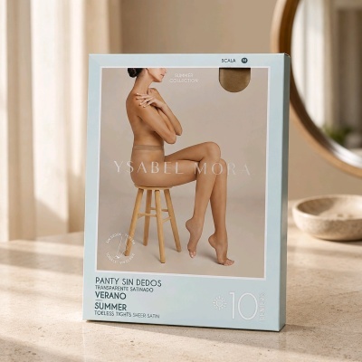 Embalagem azul claro com mulher sentada em cadeira de madeira e collants transparentes satinados.