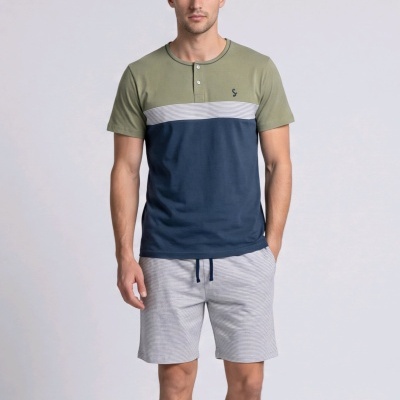 Conjunto de pijama masculino com t-shirt verde e azul e calções cinza com riscas.