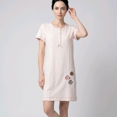 Vestido rosa claro curto de manga curta com botões e estampa colorida