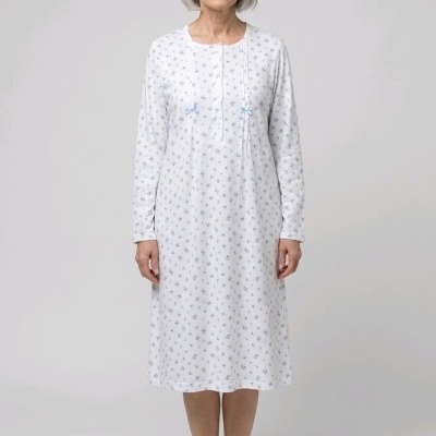 Camisola de dormir feminina branca com flores azuis e chinelos brancos