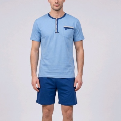 Homem a usar pijama azul claro com calções azul escuro