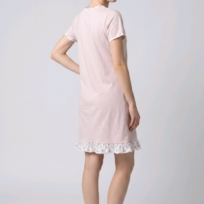 Vestido curto rosa claro com padrões florais nas bordas, visto de costas