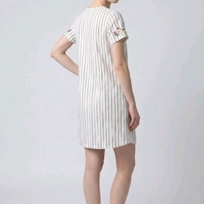 vestido curto branco riscas vertical cinzentas bordados mangas curtas