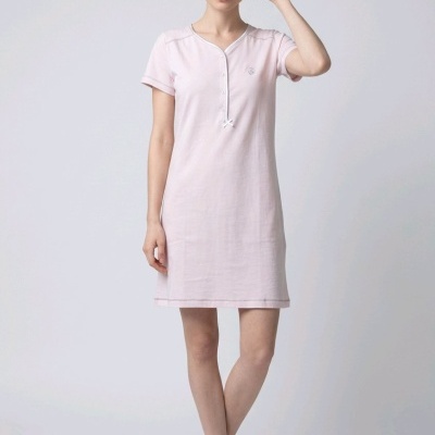 Camisola de dormir feminina rosa claro com pequenas mangas e botões na frente.