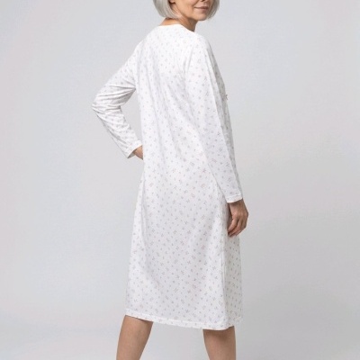 Vestido comprido branco com padrão floral em modelo feminino