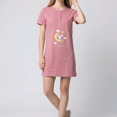 Vestido de dormir rosa com estampa e chinelos brancos