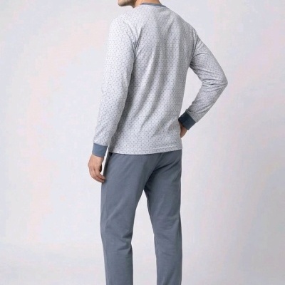 Conjunto de pijama masculino cinzento e azul-escuro em fundo branco