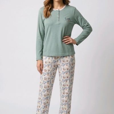 Modelo feminino a vestir pijama verde salvia com calças florais em fundo branco
