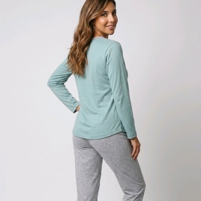 Mulher usando pijama verde água e cinzento de costas