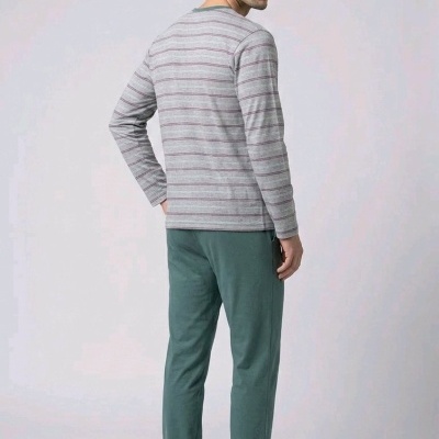 Homem de costas com pijama cinzento às riscas e calças verde-acinzentadas
