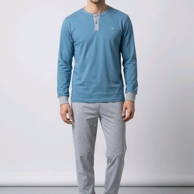 Homem a usar pijama azul e cinzento, fundo neutro