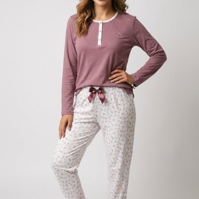Mulher com pijama rosa e calças florais com laço cor-de-rosa