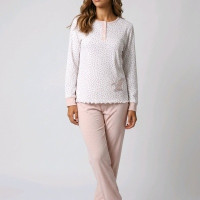 Mulher com pijama branco e rosa, com padrão pequeno e chinelos brancos
