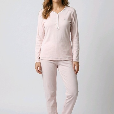 Pijama feminino rosa claro comprido com camisola de botão e calças lisas