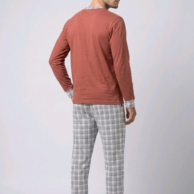 Homem de pé de costas com pijama e sapatos
