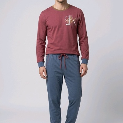 Conjunto casual masculino com t-shirt castanha e calças azuis.