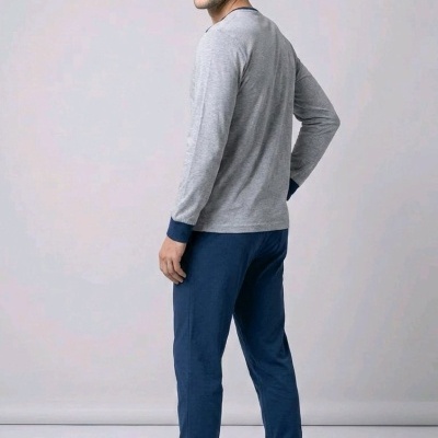 Homem de pijama cinzento e azul escuro visto de costas