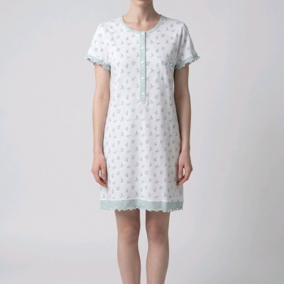Camisola branca com padrão de flores verdes e botões frontais
