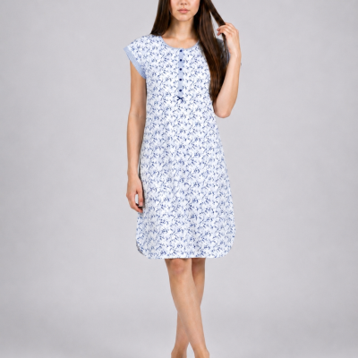 Camisola comprida branca com padrão floral azul e botões azuis no peito