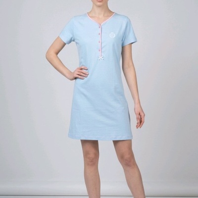 Mulher com camisola de dormir azul clara e chinelos cor-de-rosa