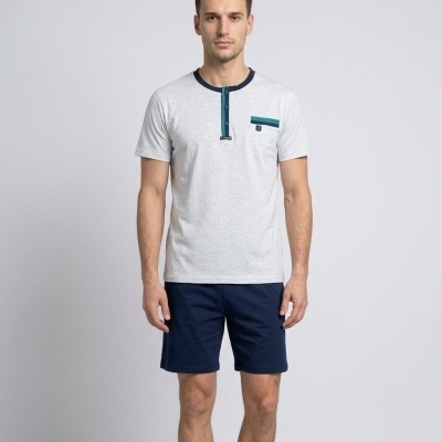 Homem com t-shirt cinza clara e calções azul escuro