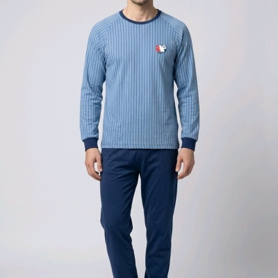 Pijama masculino azul claro com riscas finas e calças azul escuras.