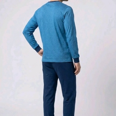 Homem vestido com pijama azul e chinelos azuis visto de costas