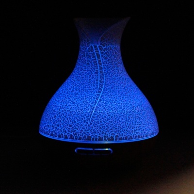 Difusor de aroma cerâmico iluminado em azul com padrão rachado