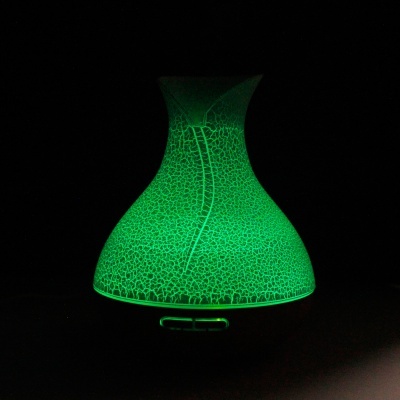 Difusor cerâmico em forma de vaso com luz verde e textura fissurada