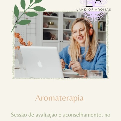 Mulher loira com casaco azul e auscultadores rosa a usar computador portátil branco em escritório