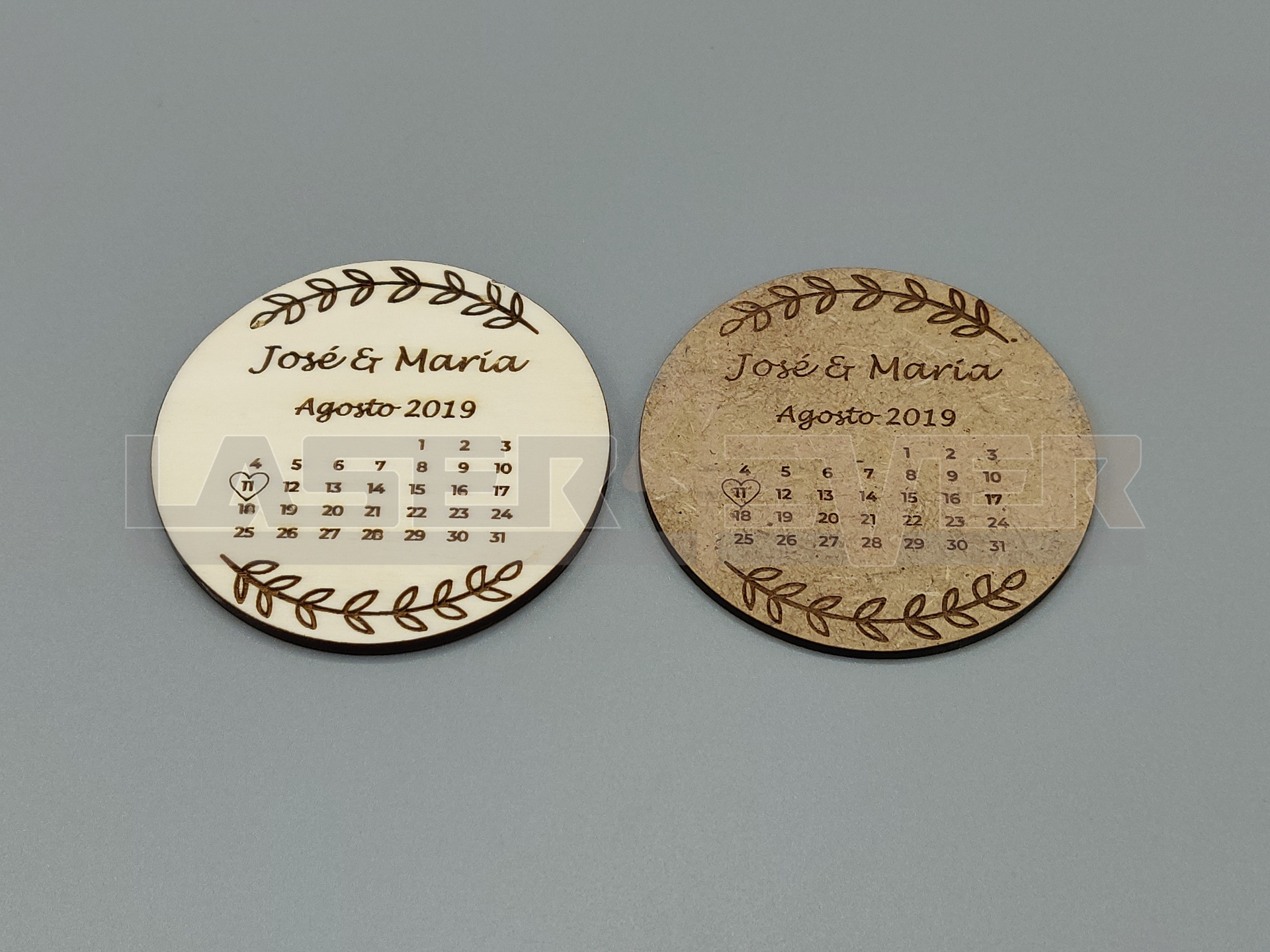 Lembrança de Casamento Personalizável Dois calendários redondos de madeira com texto 'José & Maria Agosto 2019' e padrões de ramos