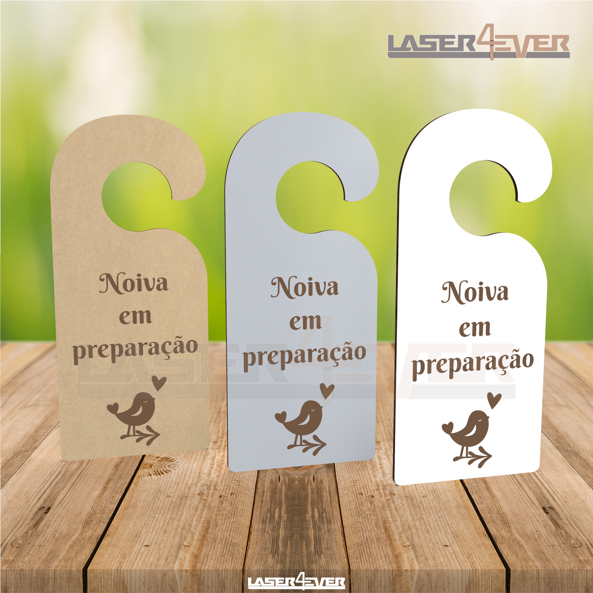 Placas de madeira para porta com texto 'Noiva em preparação' em três cores diferentes
