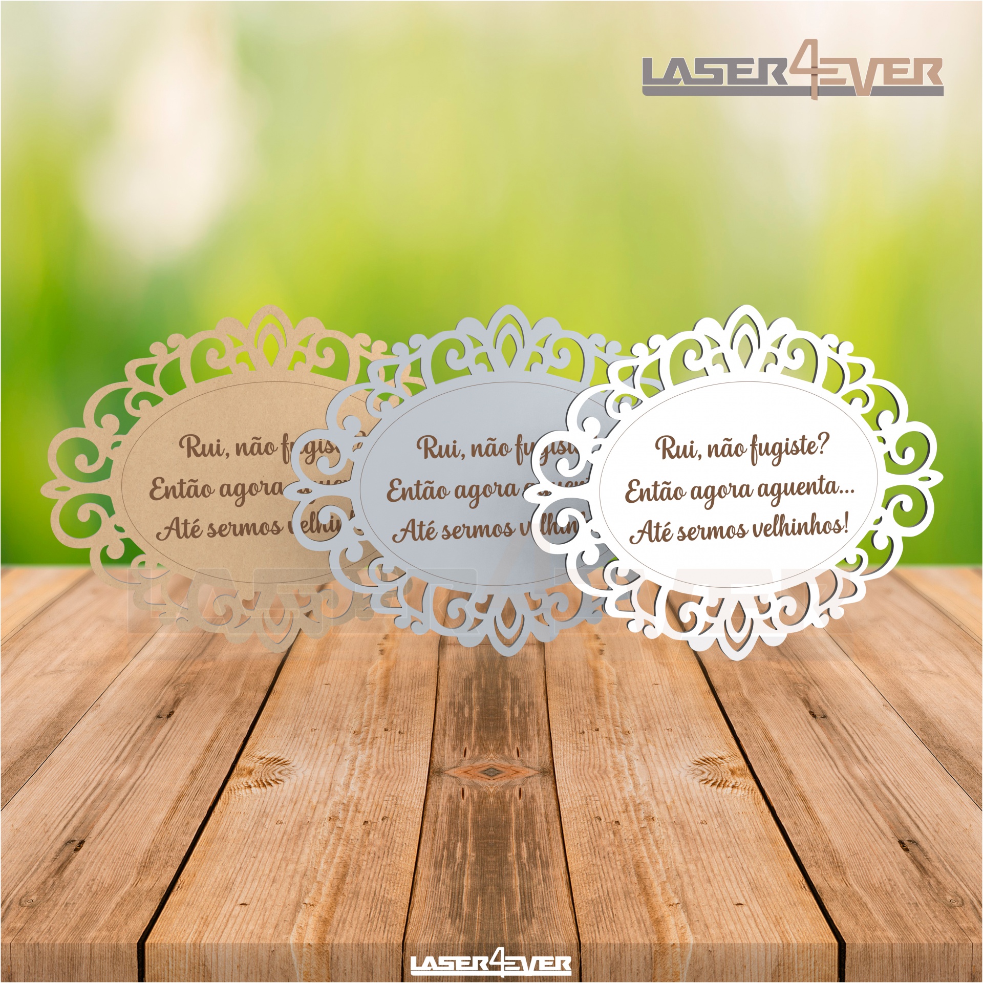 Placas decorativas com texto em acrílico em três cores sobre mesa de madeira