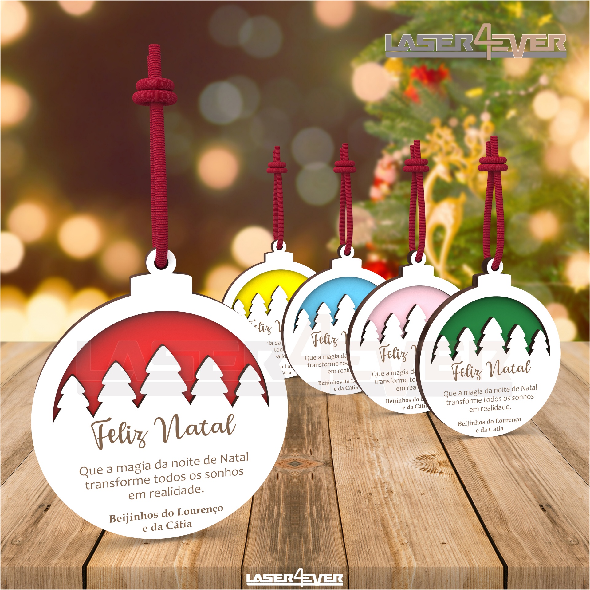 Pendentes natalícios coloridos com árvores e texto festivo em português para decoração