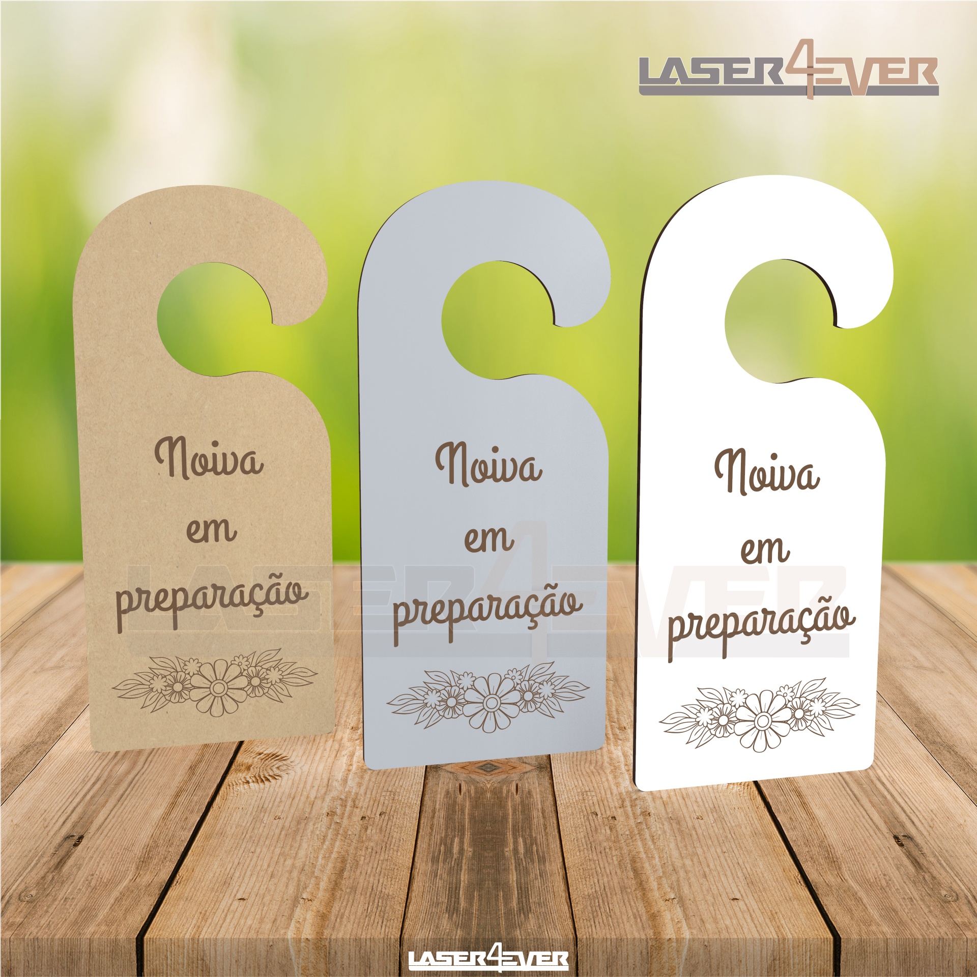Três suportes de porta em madeira com a frase 'Noiva em preparação' e motivo floral, em bege, cinza e branco