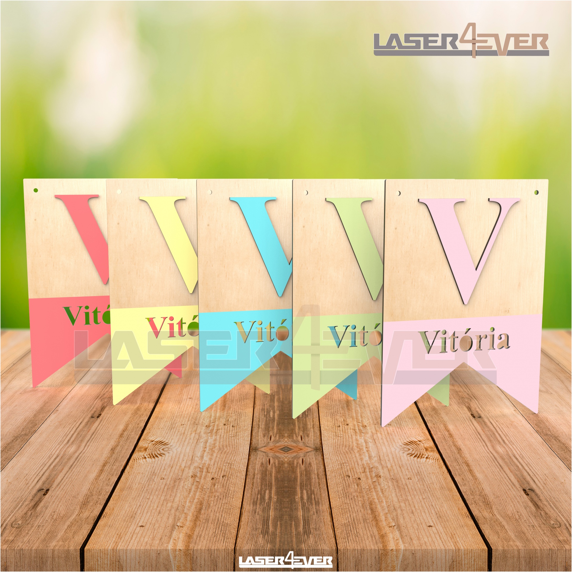 Placas decorativas em madeira com letras grandes e a palavra Vitória em diferentes cores pastel
