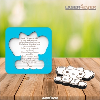 Convite de elefante em madeira azul e branca com texto em português, sobre mesa de madeira