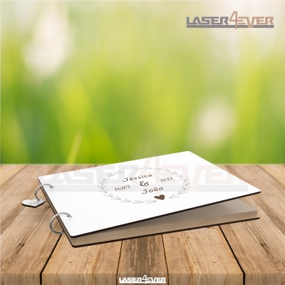 Álbum de casamentos personalizado com capa branca e gravação a laser