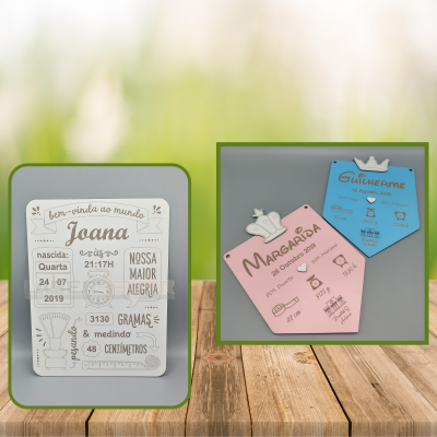 Placas decorativas de madeira para quartos de bebé com informações de nascimento em cores cinza, rosa e azul.