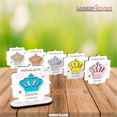 Placas decorativas com coroas coloridas e texto para profissão de fé