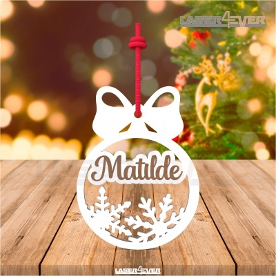 Enfeite de Natal branco com nome Matilde e laço, pendurado com cordão vermelho