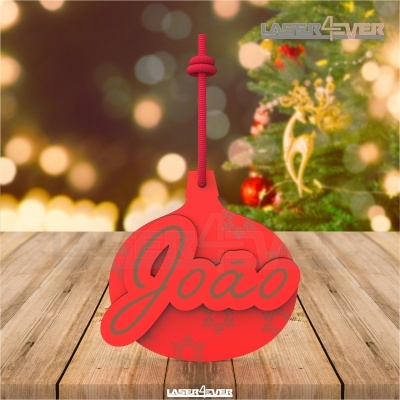 Enfeite natalício em madeira vermelha com nome 'João' e cordão para pendurar