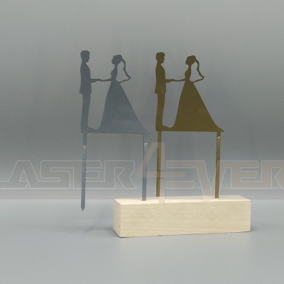 Figura decorativa de noivos para bolo feita em metal preto e dourado