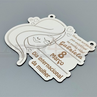 Placa decorativa de madeira com rosto feminino e texto para o Dia Internacional da Mulher