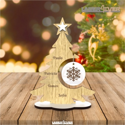 Árvore de Natal decorativa em madeira com nomes gravados