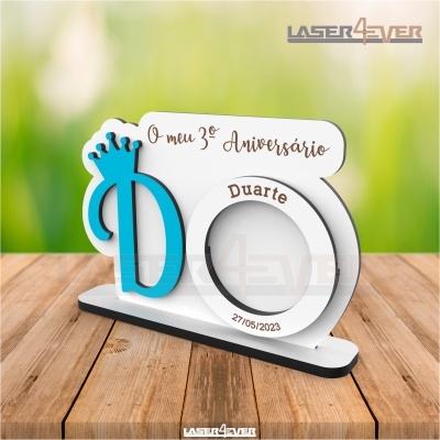 Suporte decorativo acrílico branco, preto e azul com texto de aniversário